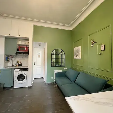 Un Bel Au Bord Du Canal Paris
