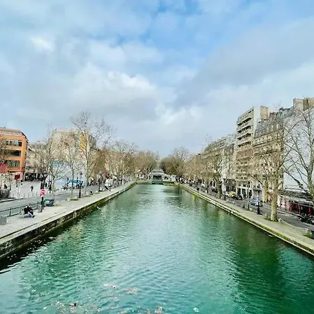 Un Bel Au Bord Du Canal *